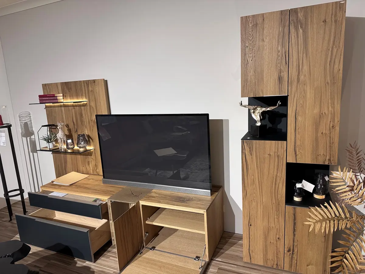 Voglauer V-Alpin Wohnwand Eiche Altholz mit Akzentglas anthrazit 306/194/58,3 cm 